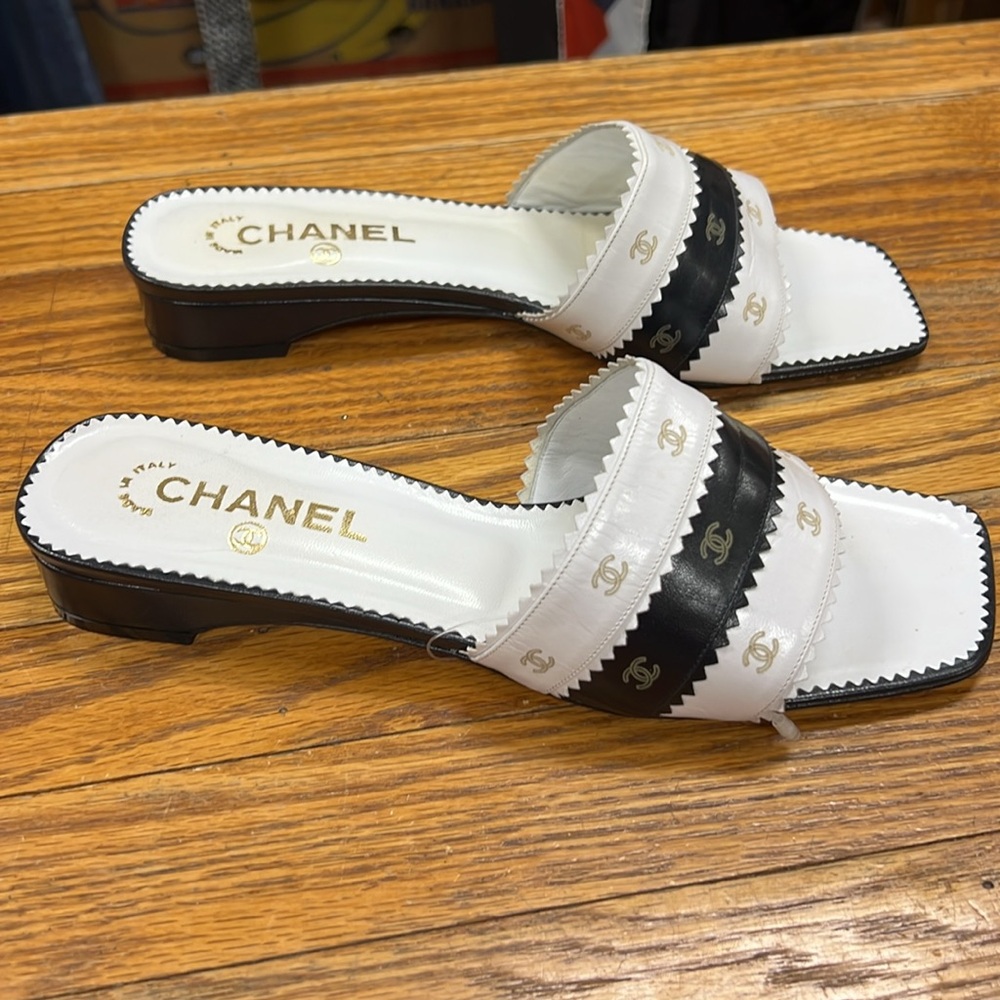 CHANEL | Camellia Cruise Collection blk/wht leather logo slides/sandals - Picture 7 of 11
